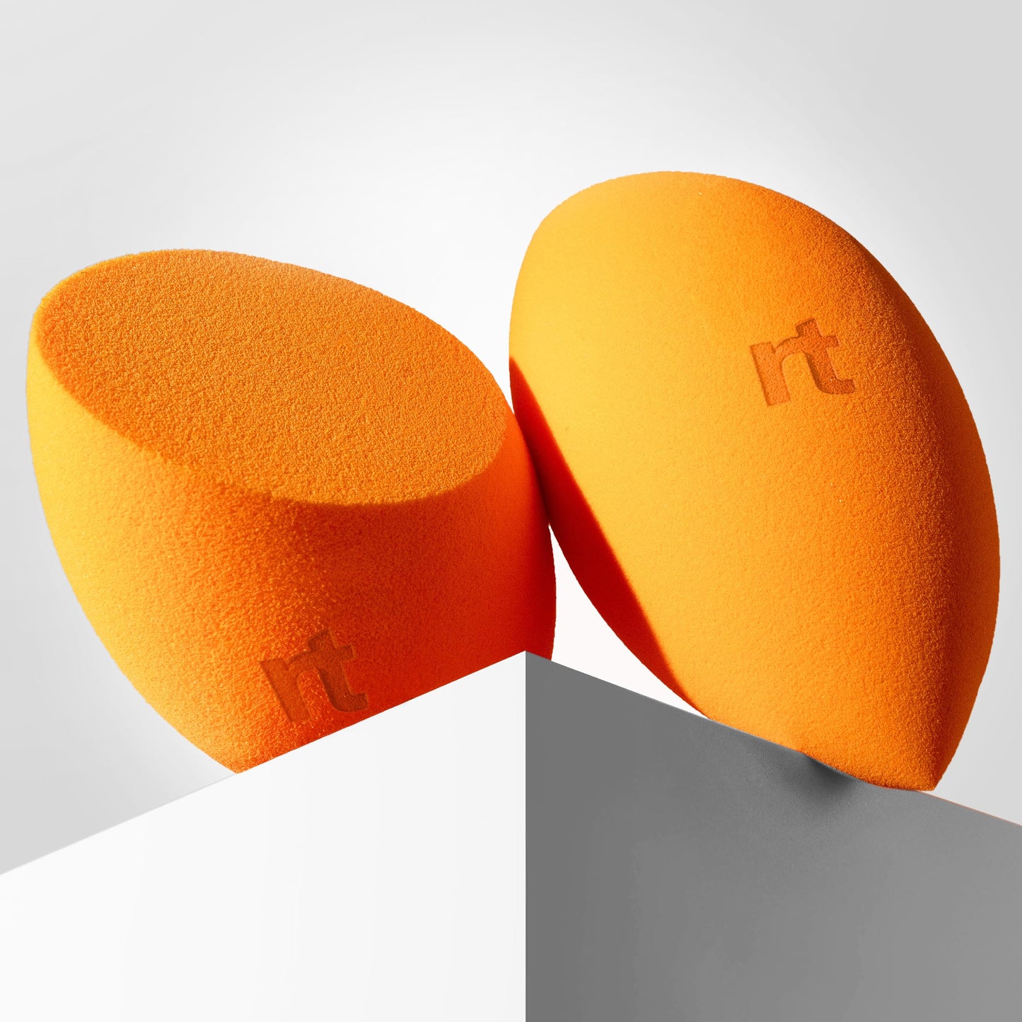Real Techniques Miracle Complexion Sponge, Beauty Sponge, Makeup Blending & Foundation Application, Streak-Free, Full Coverage Finish, Vegan, Cruelty & Latex-Free, 1 Count
