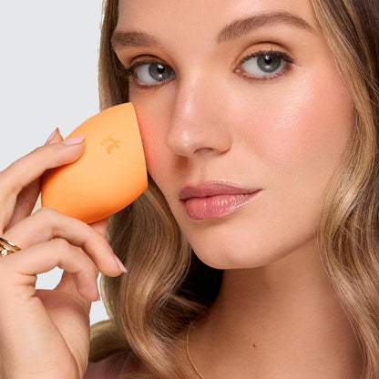 Real Techniques Miracle Complexion Sponge, Beauty Sponge, Makeup Blending & Foundation Application, Streak-Free, Full Coverage Finish, Vegan, Cruelty & Latex-Free, 1 Count